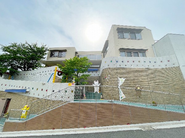周辺環境:大場白ゆり幼稚園(1400ｍ　大場白ゆり幼稚園では異学年交流のオープンクラスの導入や専門講師など保育に取り入れています。)