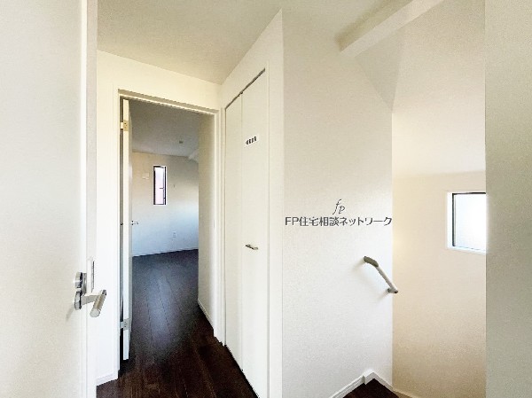 白を基調とした明るい空間。階段から差し込む自然光が心地よく、毎日の暮らしをやさしく包みます。