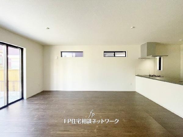 やわらかな陽光に包まれるリビングは、シンプルでどんな家具にも馴染むデザイン。