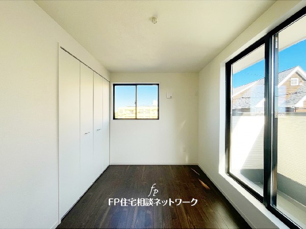 大きな窓からたっぷりと光が差し込む、明るく心地よいプライベート空間。