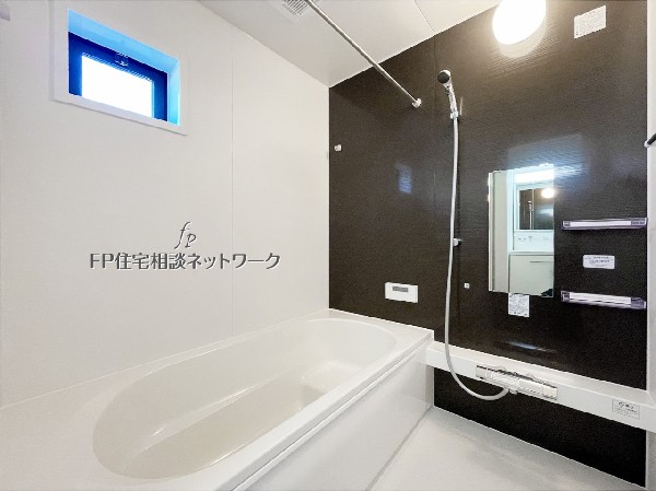 シンプルなデザインと清潔な白壁が、毎日のバスタイムを心地よく演出。