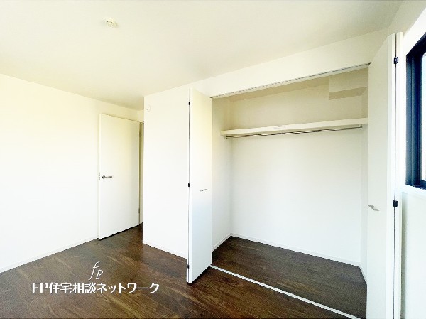 大容量のクローゼット付きで、衣類や小物もすっきり整理。お部屋を広々使えます。