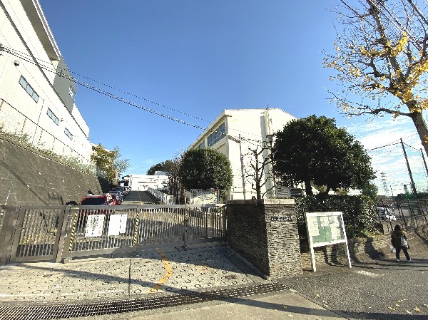 周辺環境:藤が丘小学校(お子様が一日の中でも長い時間を過ごす小学校。のびのびと過ごし、広い校庭で元気に駆け回ったり、どんどん成長していくお子様の姿が目に浮かびます。)