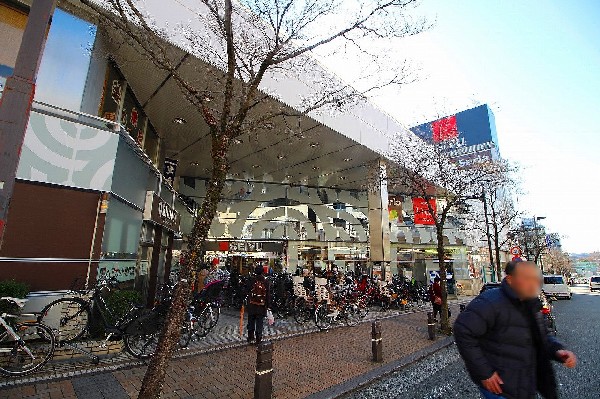 周辺環境:西友市ヶ尾店(言わずと知れた低価格が売りのスーパー。「お客さまに低価格で価値あるお買物の機会を提供し、より豊かな生活の実現に寄与する」 の実現を目指します)