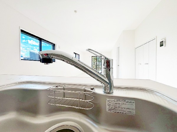 同仕様設備：スタイリッシュな、浄水器一体型水栓です。水栓にシャワーホースと浄水器を内蔵し、カルキ臭など軽減。シャワーヘッドを引き出すことで、広いシンクのお手入れもラクラク。