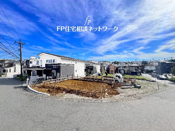 外観:周辺は2階建て住宅が建並ぶ閑静な住宅街！土地面積125m2以上のゆとりの敷地でカースペースも2台駐車可能です。