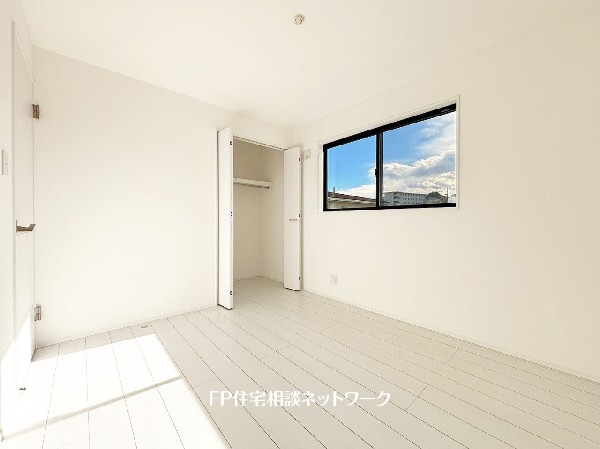 白を基調にしたフローリングは心地よく飽きのない色合いで、カーテン、家具などのインテリアを合わせやすいのもうれしい。