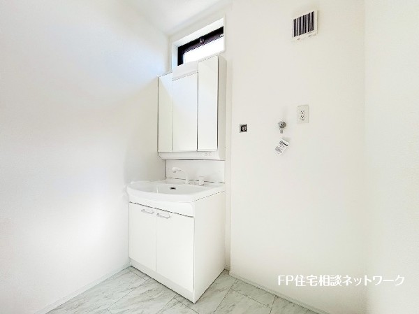 鏡の裏に収納棚を確保した三面鏡を採用。化粧品や歯ブラシなどを機能的に収納。また、三面鏡の本当の利点は三枚の鏡を合わせることで、頭の側面や背面が見れること。