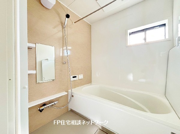 ゆったり入れる一坪バス。足を伸ばして入れるサイズは一日の疲れを癒すのに嬉しい広さ。お子様と一緒の入浴でも充分な広さです。