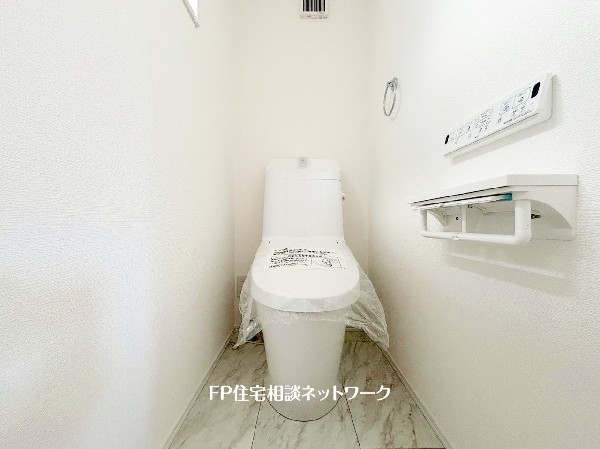 ウォシュレット、暖房便座機能付のトイレです。従来型に比べ節水効果があり、お手入れもしやすいので、家計も家事の負担も軽減してくれます。