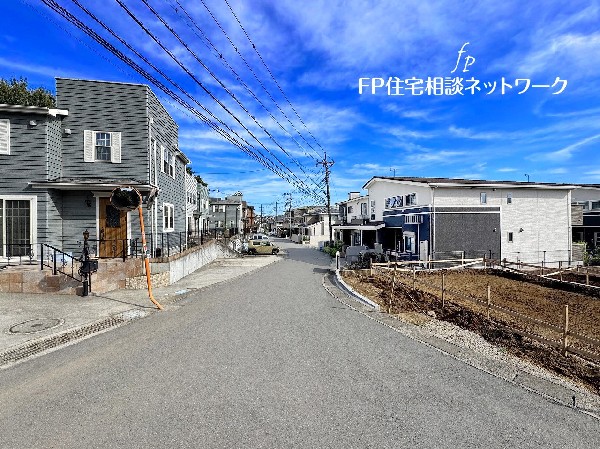外観:前面道路の幅員はゆとりの5ｍで車のすれ違いも出来るのでお車の運転が苦手な方でも安心です。