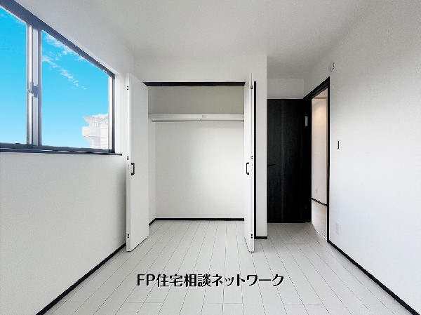 大きな窓から光が差し込む明るい洋室。広めのクローゼットで収納力も十分。寝室や子ども部屋にも使いやすい、快適なプライベート空間です。