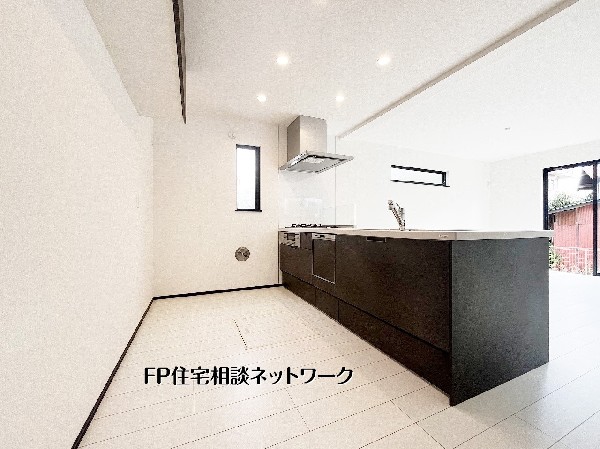 白を基調とした空間にダークカラーのキッチンが映える、美しいコントラスト。洗練された雰囲気と、空間の広がりを感じられるデザインが魅力です。