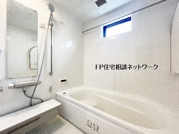 清潔感あふれる明るいバスルーム。ゆったり浸かれる浴槽と使い勝手の良い設備で、一日の疲れを心地よく癒せる快適な空間です。