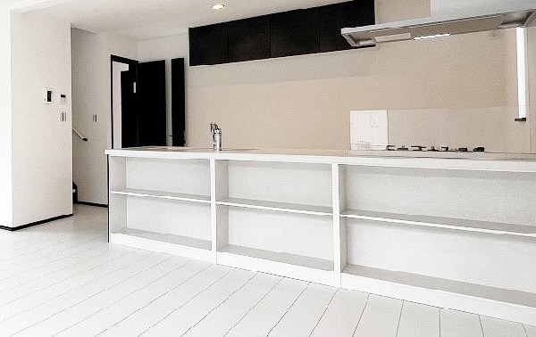 キッチン前には使い勝手の良いオープン収納を配置。日用品や調理道具をすっきりまとめられ、LDKを広く美しく保てる便利なスペースです。