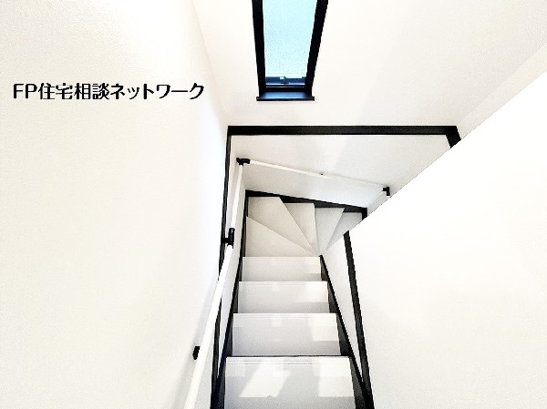 高窓から柔らかな光が差し込む明るい階段。自然光に包まれた心地よい空間で、毎日の上り下りも快適に感じられます。