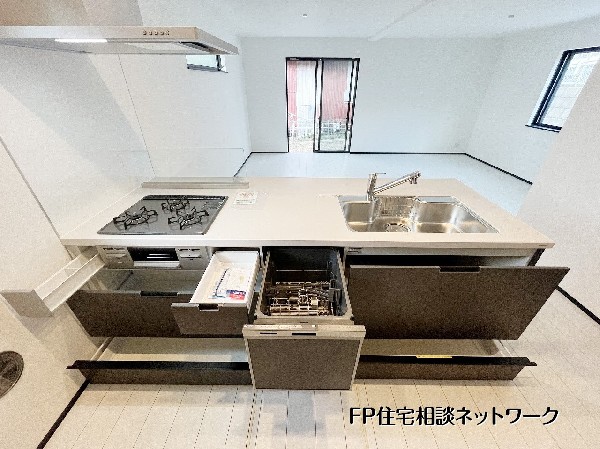 充実した収納、食洗機、三口コンロなど高性能設備を搭載。使いやすさにこだわったキッチンで、家事がスムーズに進む快適な空間です。