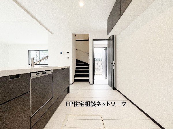 キッチンから玄関、階段へとスムーズに行き来できる無駄のない動線設計。家事も移動も効率よくこなせる、暮らしやすさを重視した間取りです。