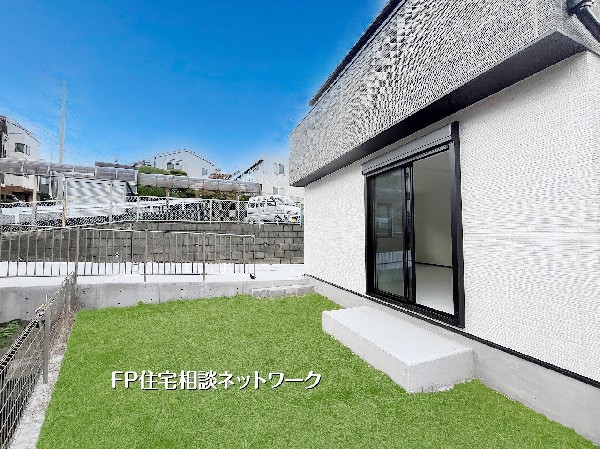 外観:陽当たりの良い庭付き住まい。リビングからそのまま出られる開放的な空間は、お子様の遊び場やガーデニングにも最適。プライベートな時間をゆったり楽しめます。