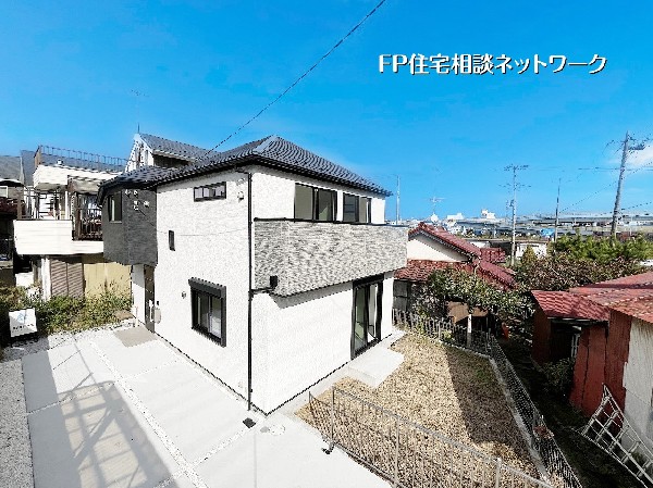 外観:隣家との間にゆとりがあり、採光や風通しも良好。プライバシーを確保しながら快適に過ごせる、心地よい住環境が魅力です。