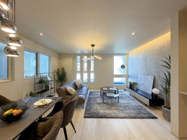 ご家族だんらんのスペースとなるリビング。家具の配置がしやすい広さを確保しつつ、窓が多い設計は色々な角度から光が取り込めるこだわりの間取りです。明るいリビングで寛ぐ新しい生活をスタートさせてみませんか。