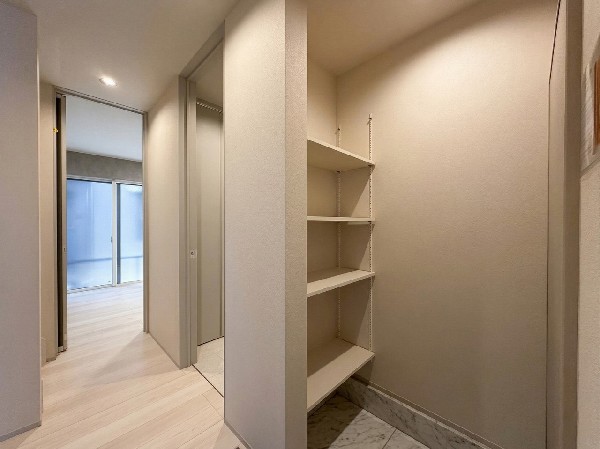 大容量のウォークインシューズクローゼットが嬉しい住まい。ご家族全員の靴はもちろん、お子様のおもちゃやベビーカー、パパのゴルフバック、カー用品などかさ張る物もスッキリまとめておしまい頂けます