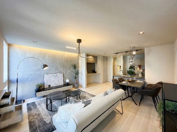 家族の一体感を感じられる広々としたスペース。家族と過ごす時間を大切にする方にピッタリのゆとりの住空間です。お子様が元気に走り回っても安心して見守れます。家族の笑い声が今にも目に浮かびそう。