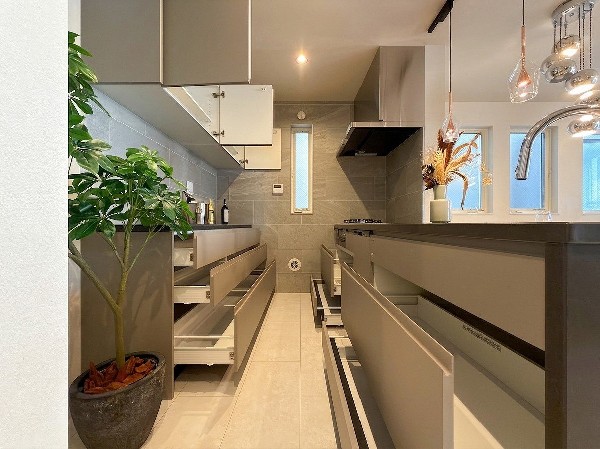 スライド収納付きのシステムキッチン。パスタ鍋や圧力鍋、フライパンなどもおしまい頂け、出し入れもスムーズ。収納たっぷりなので料理器具や調味料など細かな物も取りやすく、お子様と一緒にお料理も楽しめます。