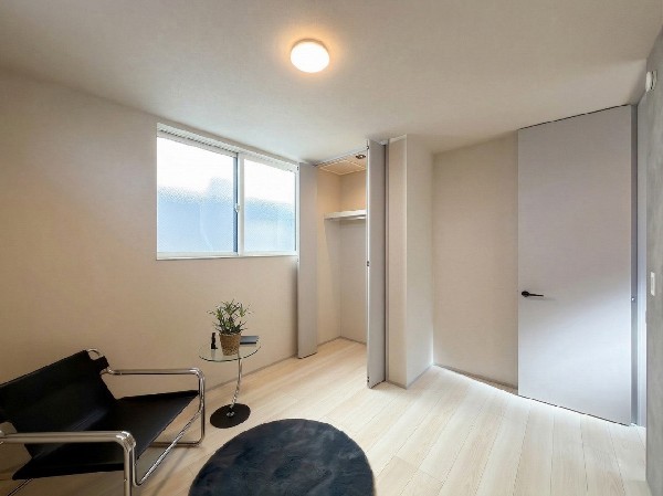 全居室には大型の収納クローゼットを完備！普段使いのお洋服や小物はもちろん、季節物のお洋服などもしっかりと整理整頓おしまい頂けます。居室空間をより広く隅々までお使いいただけますね。