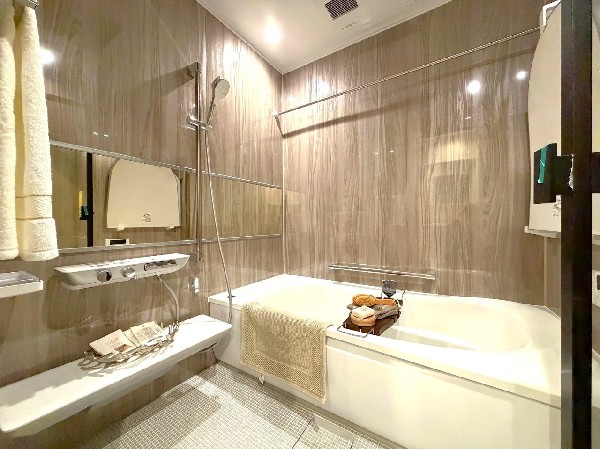 ご家族との憩いの場として、一日の疲れを癒す場として、ゆったりと足を伸ばしてくつろげる綺麗で清潔感のある色味の浴室。気持ちの良い光と爽やかな風をたっぷりと取りこめる開閉式の窓も設置しています。