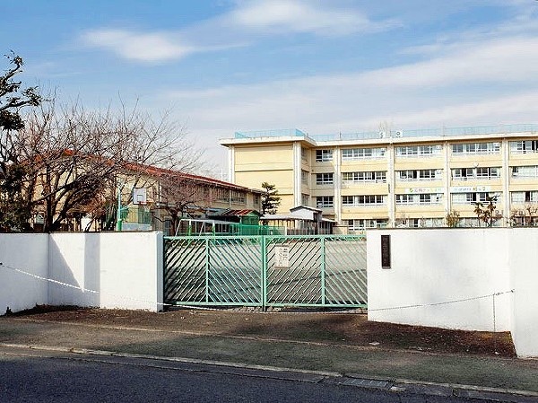 周辺環境:虹ヶ丘小学校 (学校創立は昭和51年。全校児童158名という川崎市の中で最も小さな学校です。)