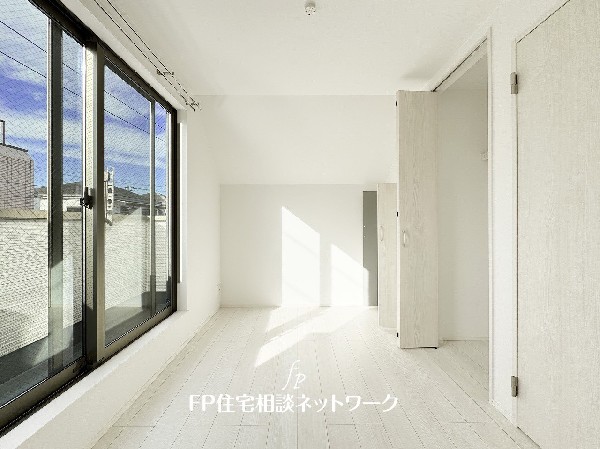 大きな窓で日差しを長時間受ける事が出来る暖かいお部屋です。もちろんペアガラスで、遮音性にも優れ、結露も発生しにくい構造。