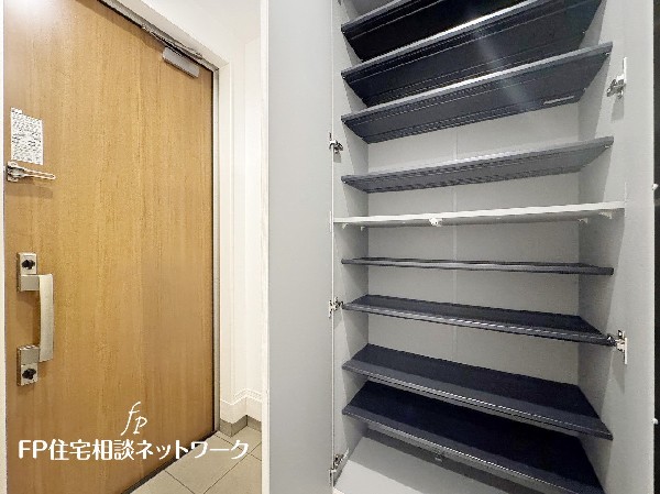 散らかりがちな玄関をスッキリと保てる玄関収納は、家の中に入る時一番最初に目に付く場所だからこだわりたい。落ち着いた色目が、室内のカラーやデザインと調和。