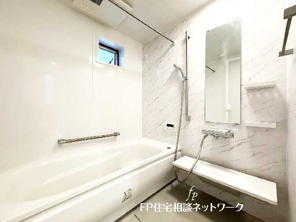 ゆったり入れる一坪バス。足を伸ばして入れるサイズは一日の疲れを癒すのに嬉しい広さ。お子様と一緒の入浴でも充分な広さです。 