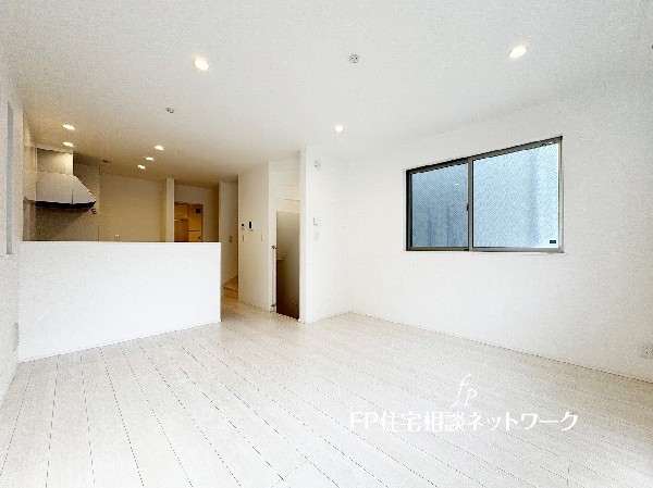 リビングで遊ぶお子様を見守りながらお料理が出来る対面式カウンターキッチンは、料理をしながらご家族との会話を楽しめます。毎日のお料理も楽しくなりますね。