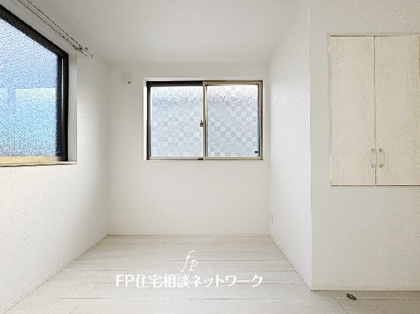 光を取り込みやすい2面採光の居室は日当良好。クローゼットの完備で収納スペースも十分。お子様にとっての「自分の部屋」。学習デスクやベッドの配置もラクラクです。