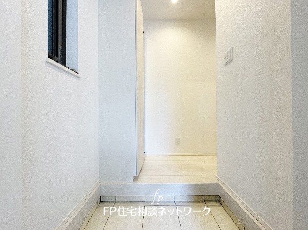 玄関ホールがスッキリ広々としていると帰る時も出ていく時も気持ちが良い。来客を出迎える玄関が綺麗ならその家の印象が良くなる。