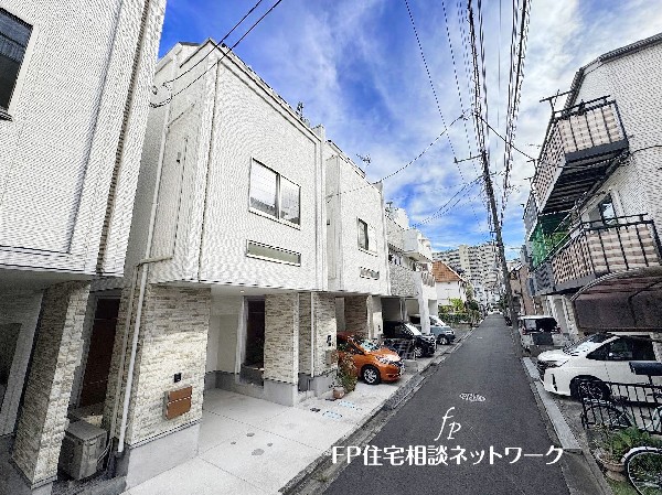 外観:ＪＲ南武線「鹿島田」駅から徒歩10分の好立地、大通りから1本入った閑静な住宅街で静かな日常を送る事が出来る住環境です。