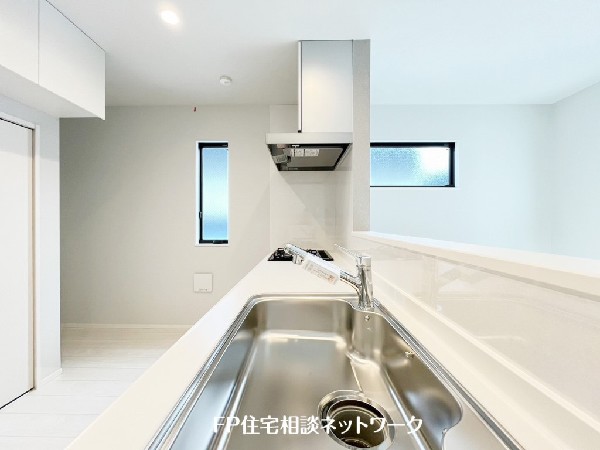 対面式のカウンターキッチンですので、出来上がったお料理をカウンターに並べてお子様が運ぶなど、お手伝いの時間も増えそうですね。