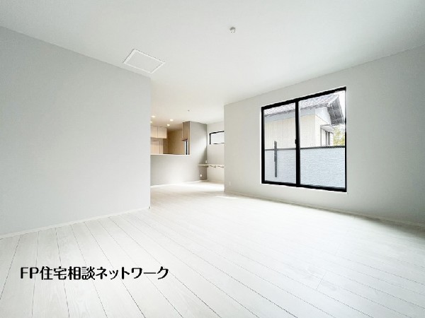 オープンな空間を生み出す、広がりとゆとり。家族と過ごす時間を大切にしたい方にぴったりのゆとりある住空間です。日差しがリビングの隅々までしっかりと届きます。