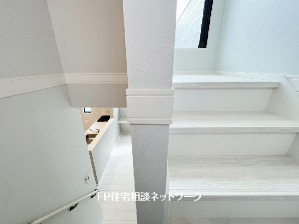 階段部分には自然の光を取り込むことの出来る、窓を配置しており明るい空間！お掃除の際には空気の換気などにも便利です。