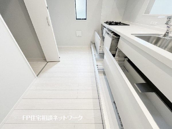 スライド収納付きのシステムキッチン。料理器具なども収納できて出し入れもスムーズ。収納量もたっぷりなので料理器具やストック調味料なども入れられる。