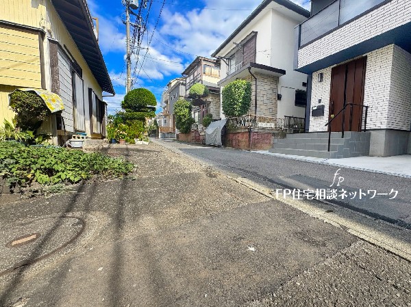 外観:大通りから1本入った閑静な住宅街で車通りも少ないので小さなお子様がいらしゃるご家庭でも安心です。
