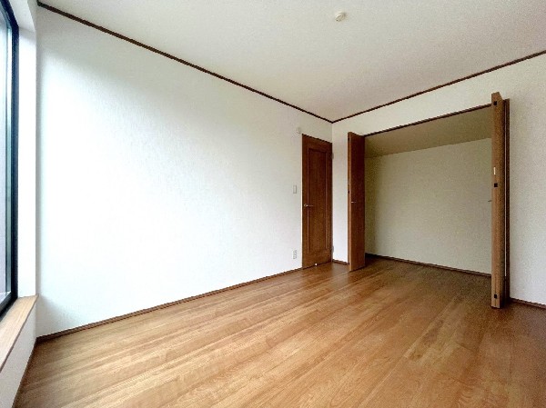 全居室には大型の収納クローゼットを完備！普段使いのお洋服や小物はもちろん、季節物のお洋服などもしっかりと整理整頓おしまい頂けます。居室空間をより広く隅々までお使いいただけますね。