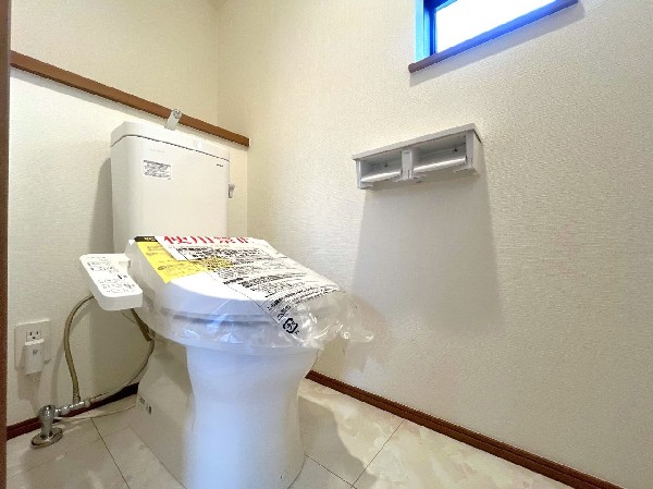 洗浄機能付き便座を標準装備。冬の寒い時期には暖房機能も活躍。快適にご利用いただけます。また、タンク奥のスペースを利用してちょっとした収納を造作することも可能。