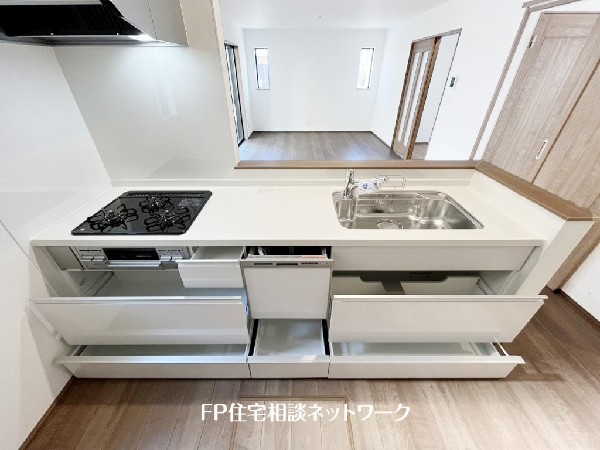 スライド収納付きのシステムキッチン。料理器具なども収納できて出し入れもスムーズ。収納量もたっぷりなので料理器具やストック調味料なども入れられる。