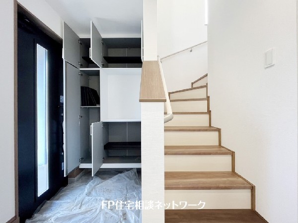 玄関ホールがスッキリ広々としていると帰る時も出ていく時も気持ちが良い。来客を出迎える玄関が綺麗ならその家の印象が良くなる。