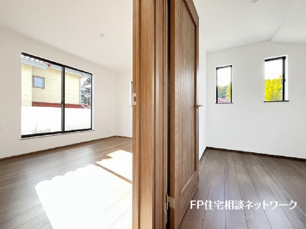 2面採光でお部屋の隅々まで明るい印象の居室。おひさまの光を、爽やかな風をたっぷりと取り込めます。居室内はいつも明るいので、毎日の生活も自然と明るくなりますね