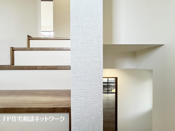 廊下には太陽の光がたっぷりと降り注ぎ、明るく洗練された雰囲気を醸し出しています。自然光が空間に温かみを与え、どこか落ち着きがあります。