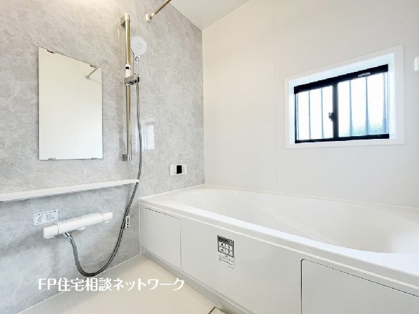 ゆったり入れる一坪バス。足を伸ばして入れるサイズは一日の疲れを癒すのに嬉しい広さ。お子様と一緒の入浴でも充分な広さです。